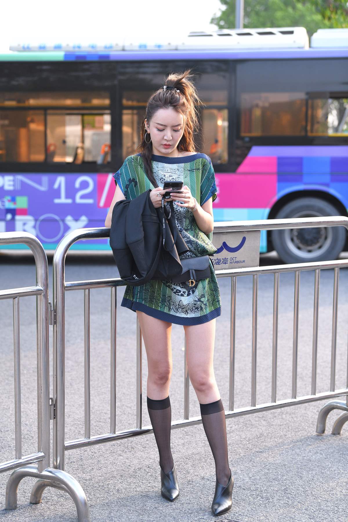 精选街拍作品 NO.4421 气质黑丝短袜