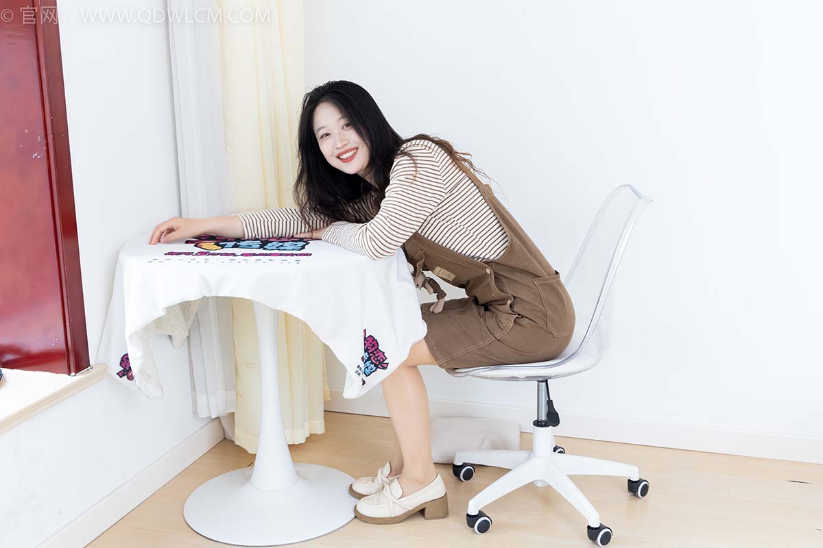 物恋传媒 NO.2388 小紫-皮鞋、薄肉丝大腿袜