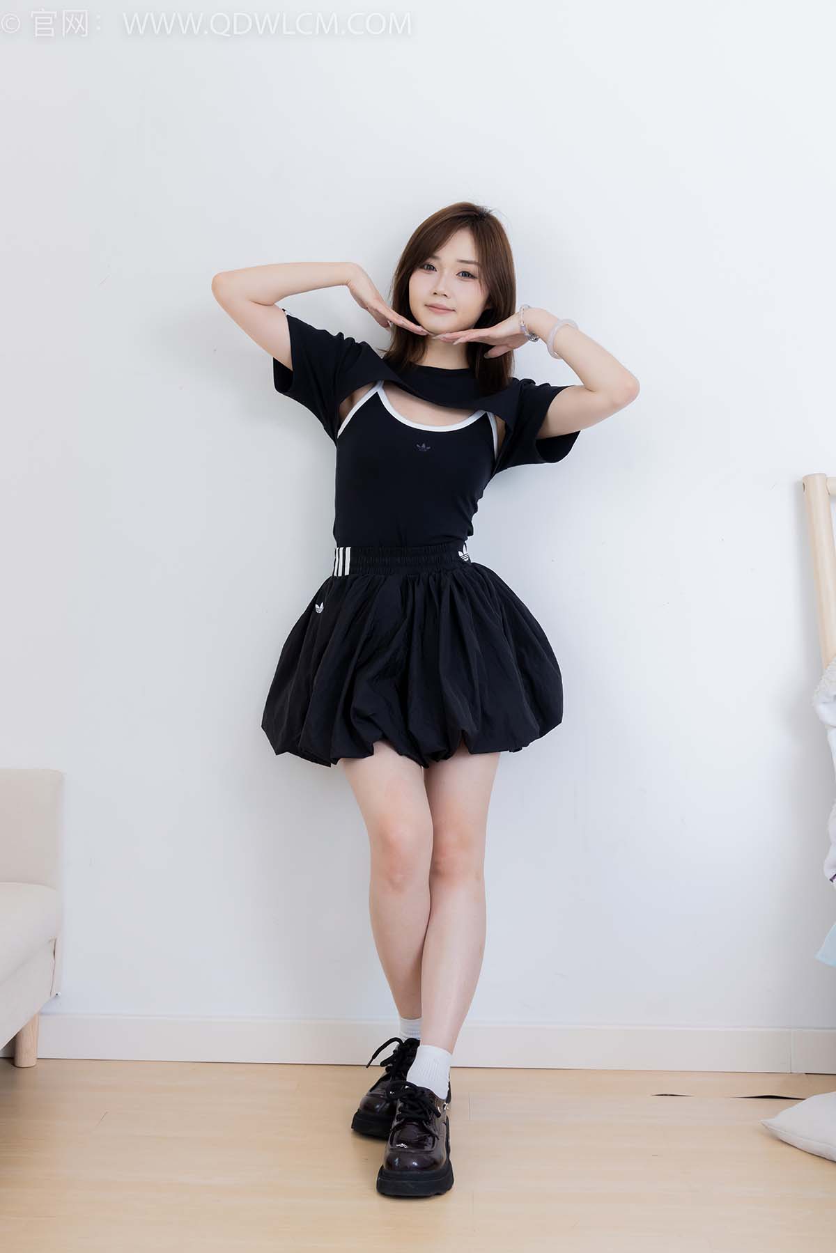 物恋传媒 NO.2392 橙子-皮鞋、白棉袜、裸足