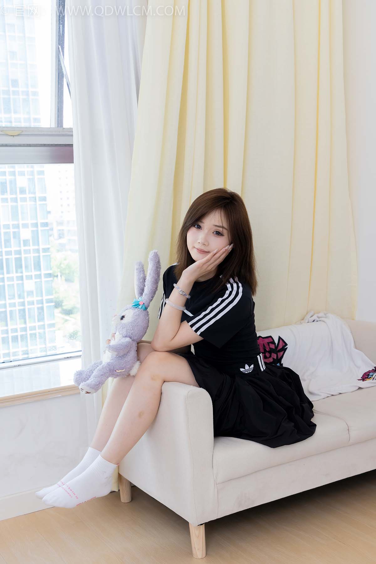 物恋传媒 NO.2392 橙子-皮鞋、白棉袜、裸足 预览图 - 2