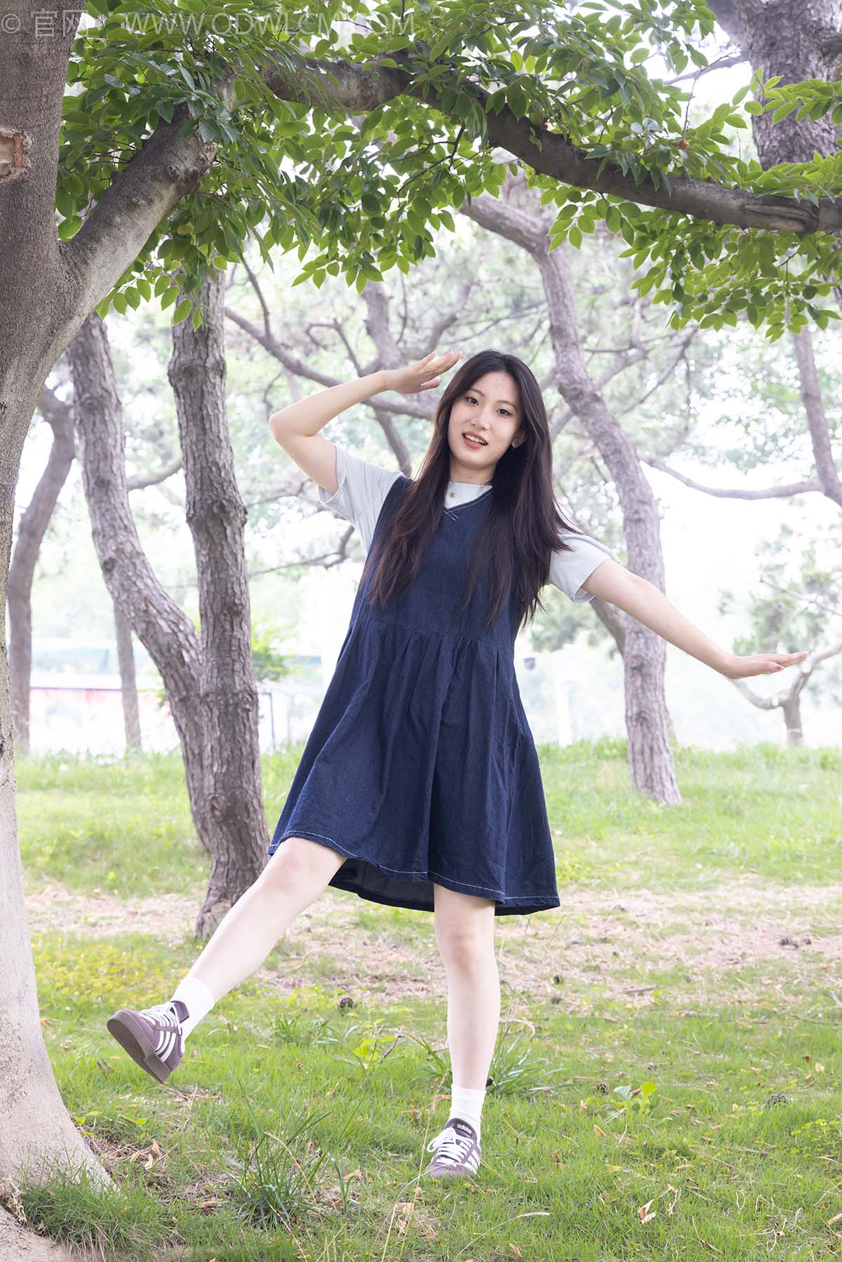 物恋传媒 NO.2393 奶糖-帆布鞋、白棉袜、裸足