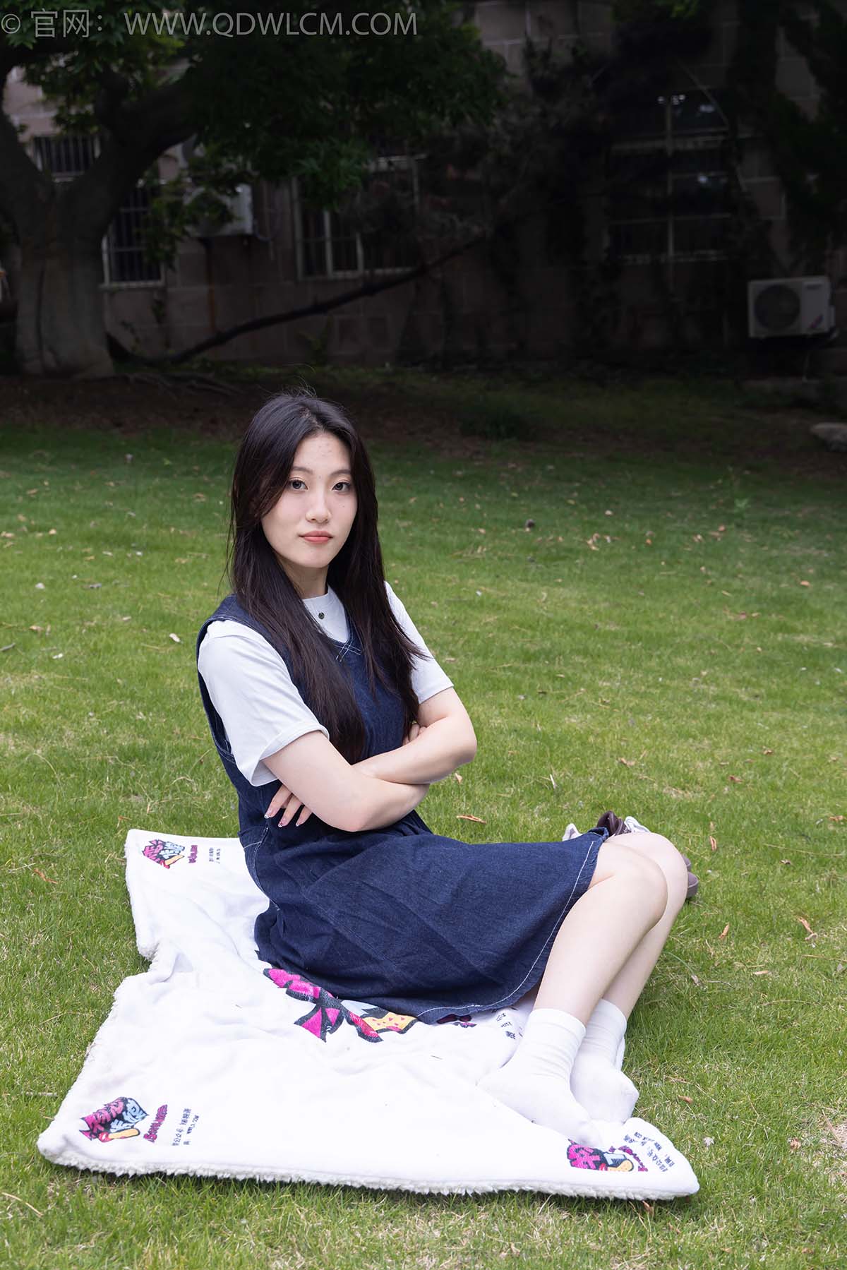 物恋传媒 NO.2393 奶糖-帆布鞋、白棉袜、裸足 预览图 - 2