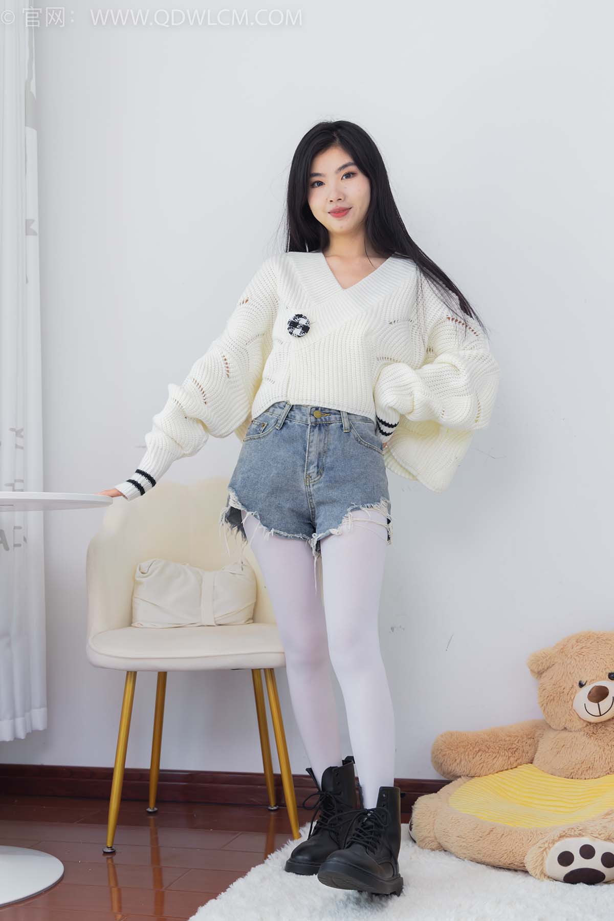 物恋传媒 NO.2396 米米-马丁靴、厚白丝