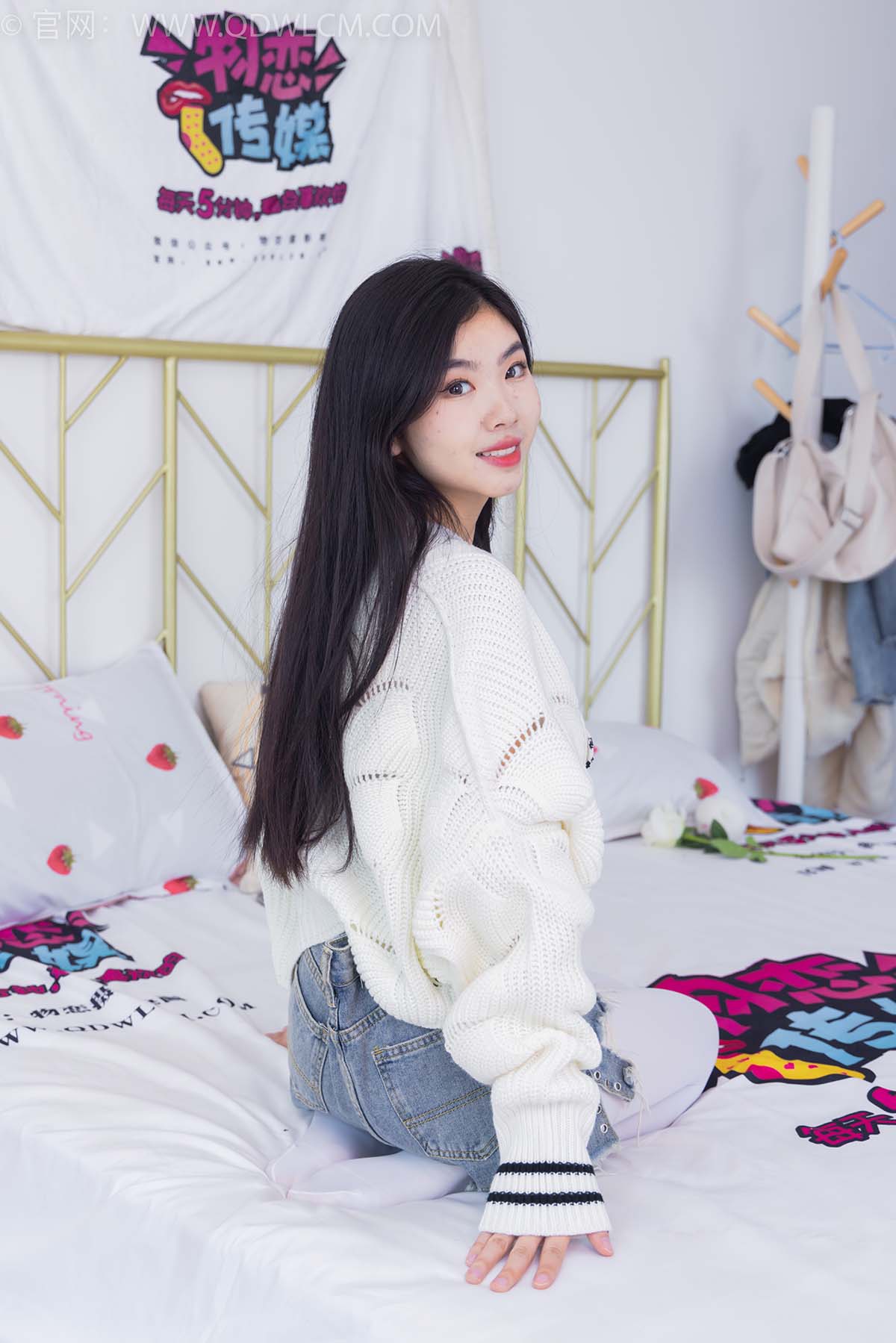 物恋传媒 NO.2396 米米-马丁靴、厚白丝 预览图 - 2