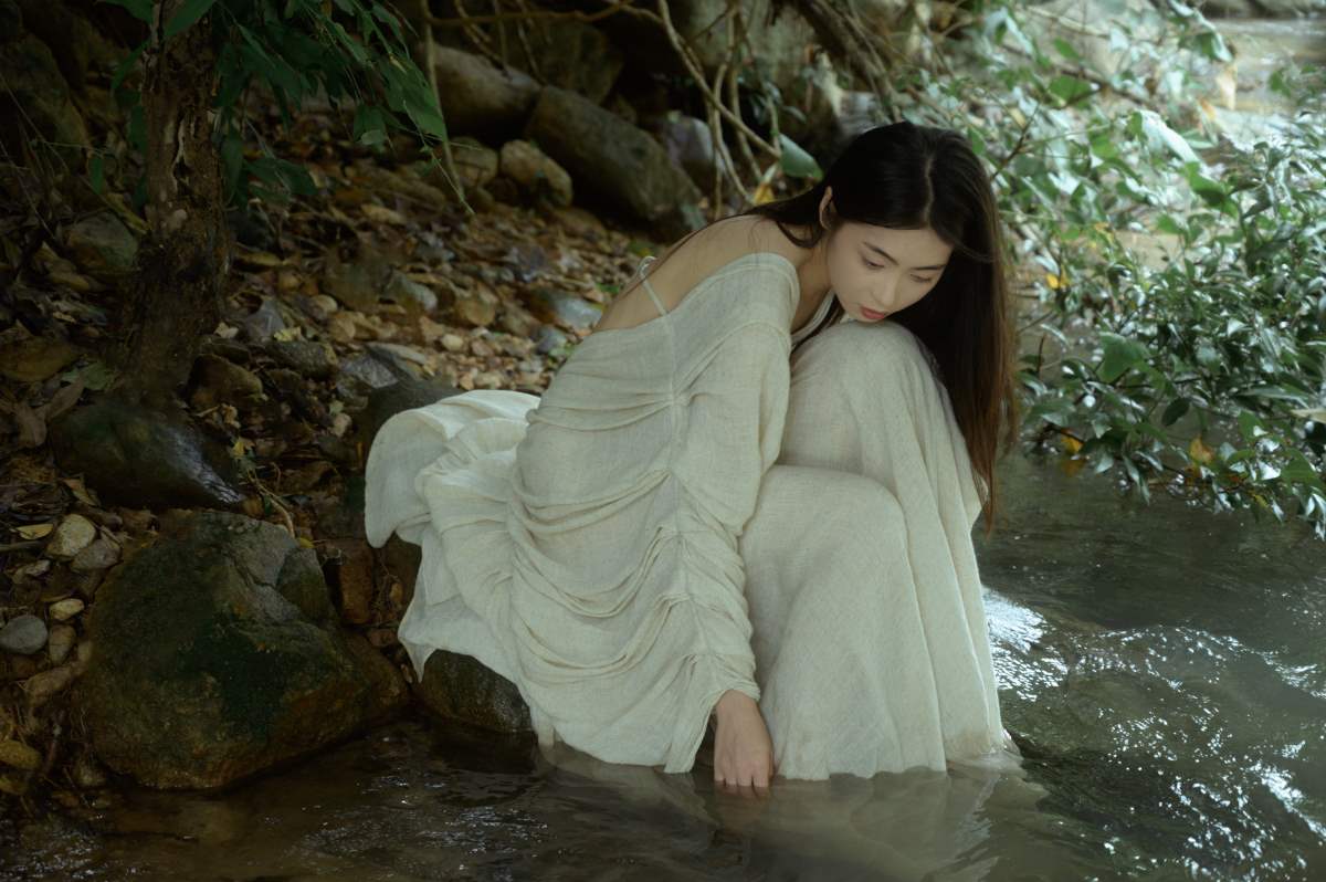 [YITUYU艺图语]2025.05.22 在林中 半个月亮