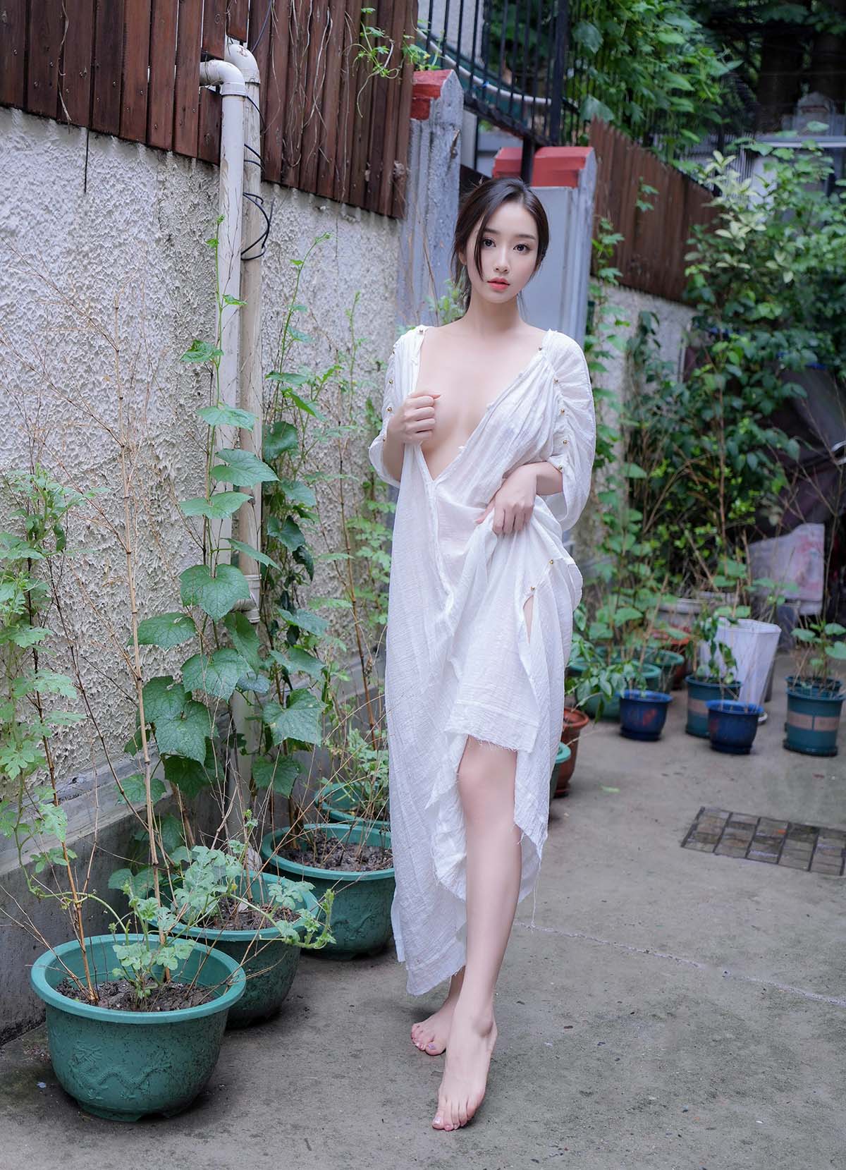 楠芝 – 性感白色长袍