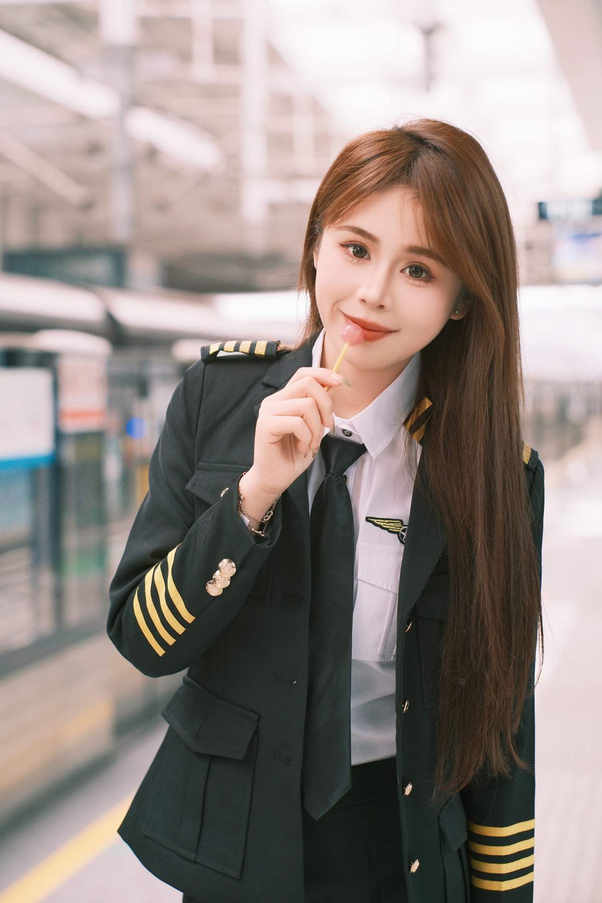 [YITUYU艺图语]2025.05.23 地铁站随拍 泡芙小方