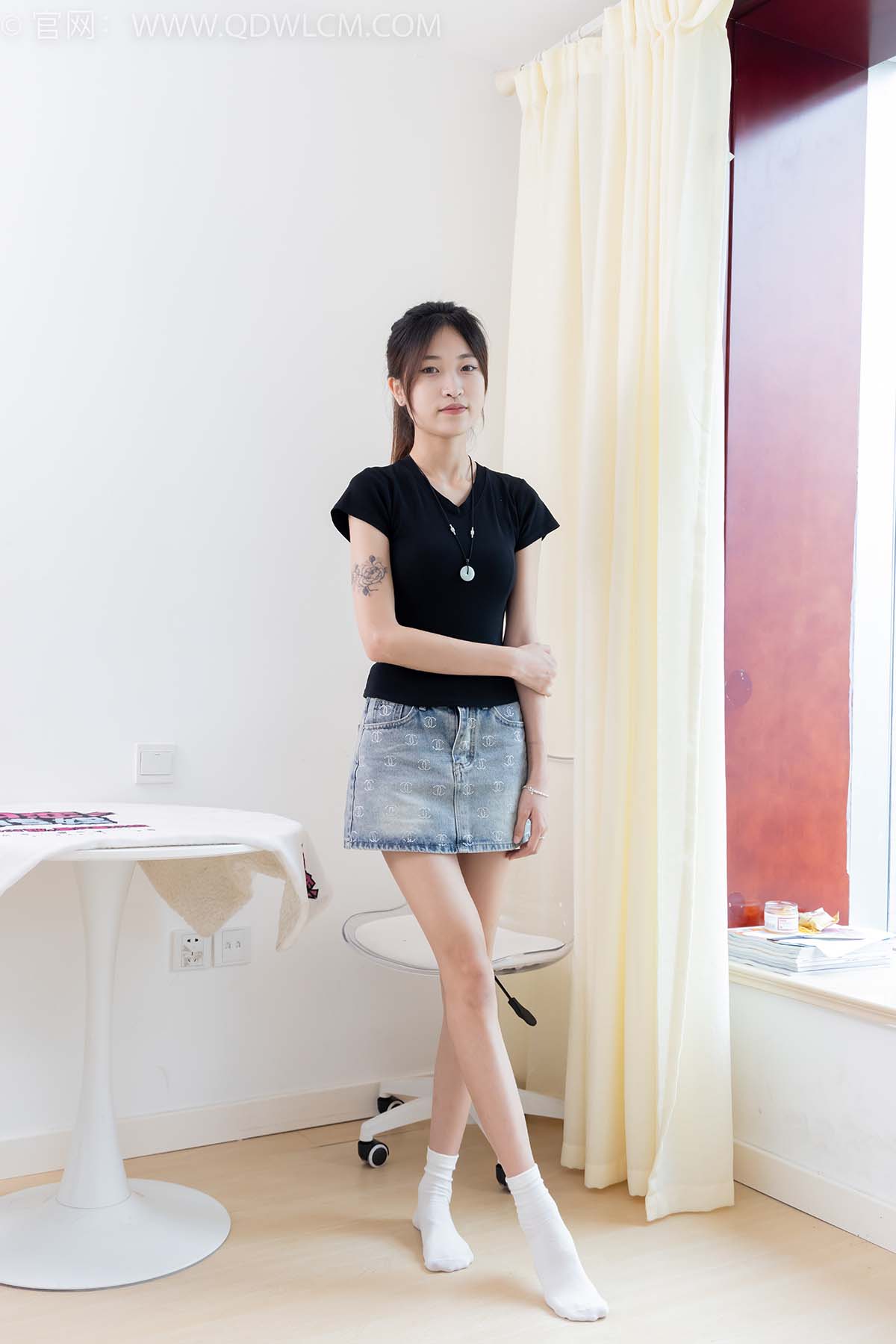 物恋传媒 NO.2399 小夏-板鞋、白棉袜、裸足 预览图 - 2