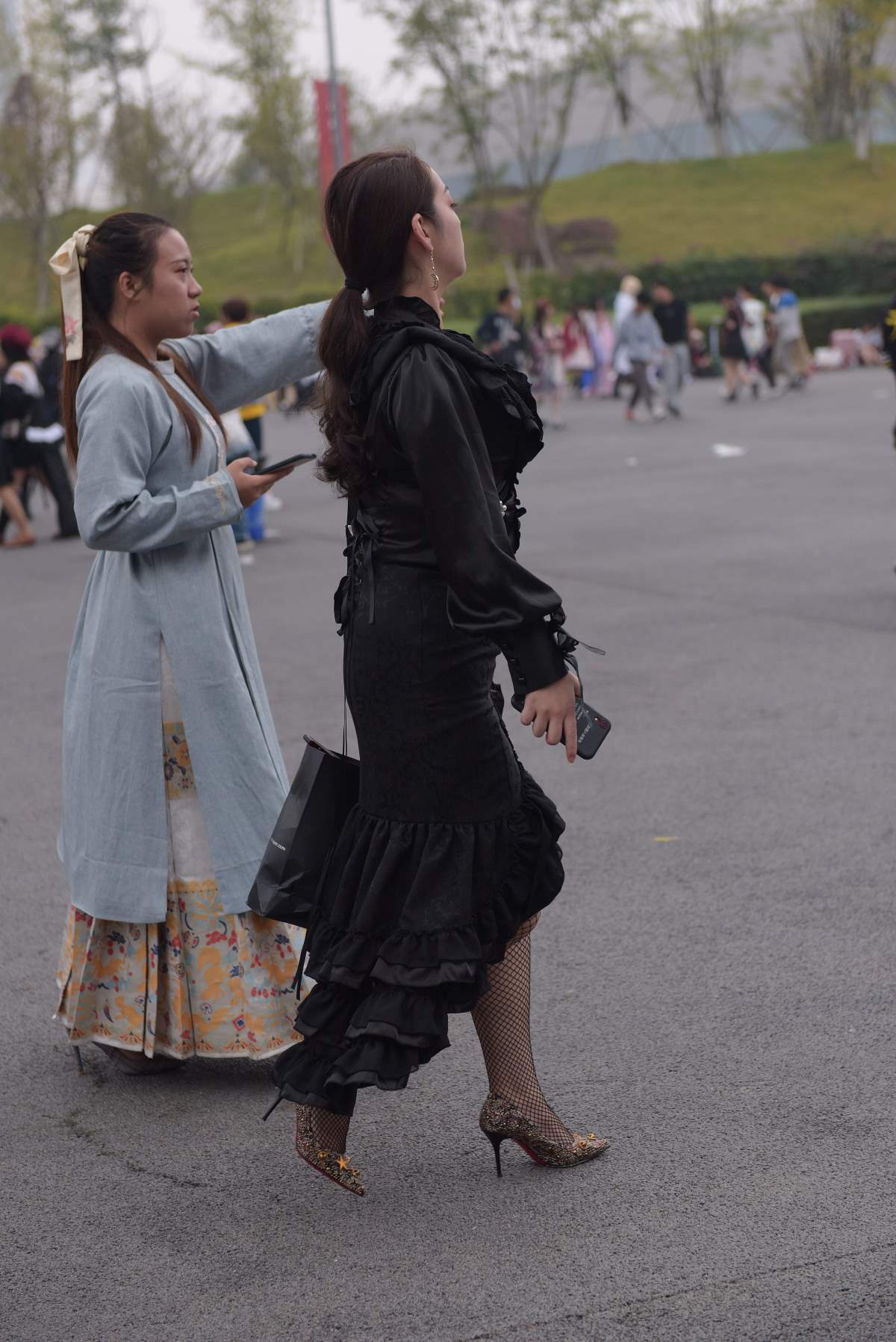 精选街拍作品 NO.4477 复古裙时尚黑网