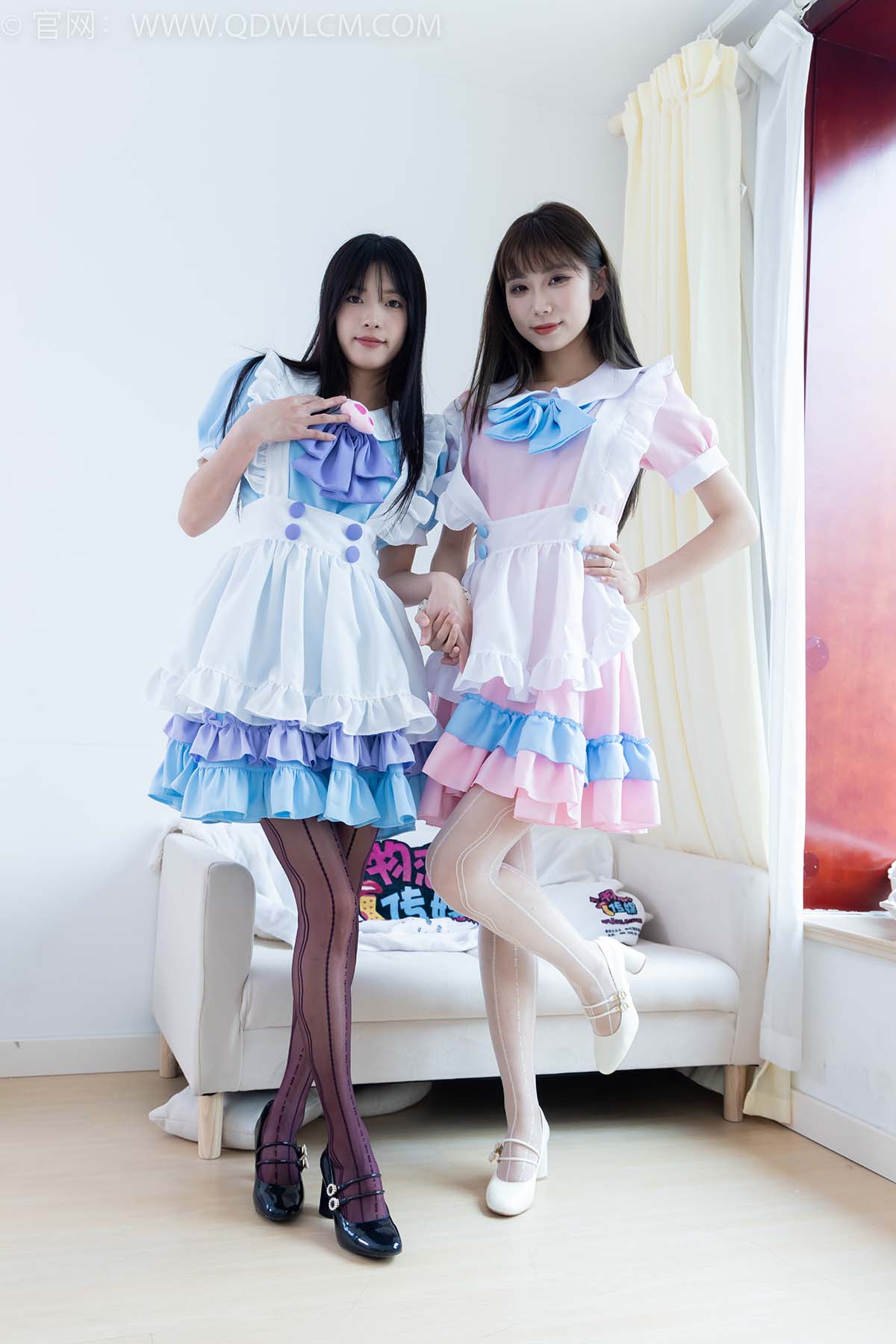 物恋传媒 NO.2400 茯苓&泡泡-高跟鞋、丝袜、互相挠脚心剧情 预览图 - 2