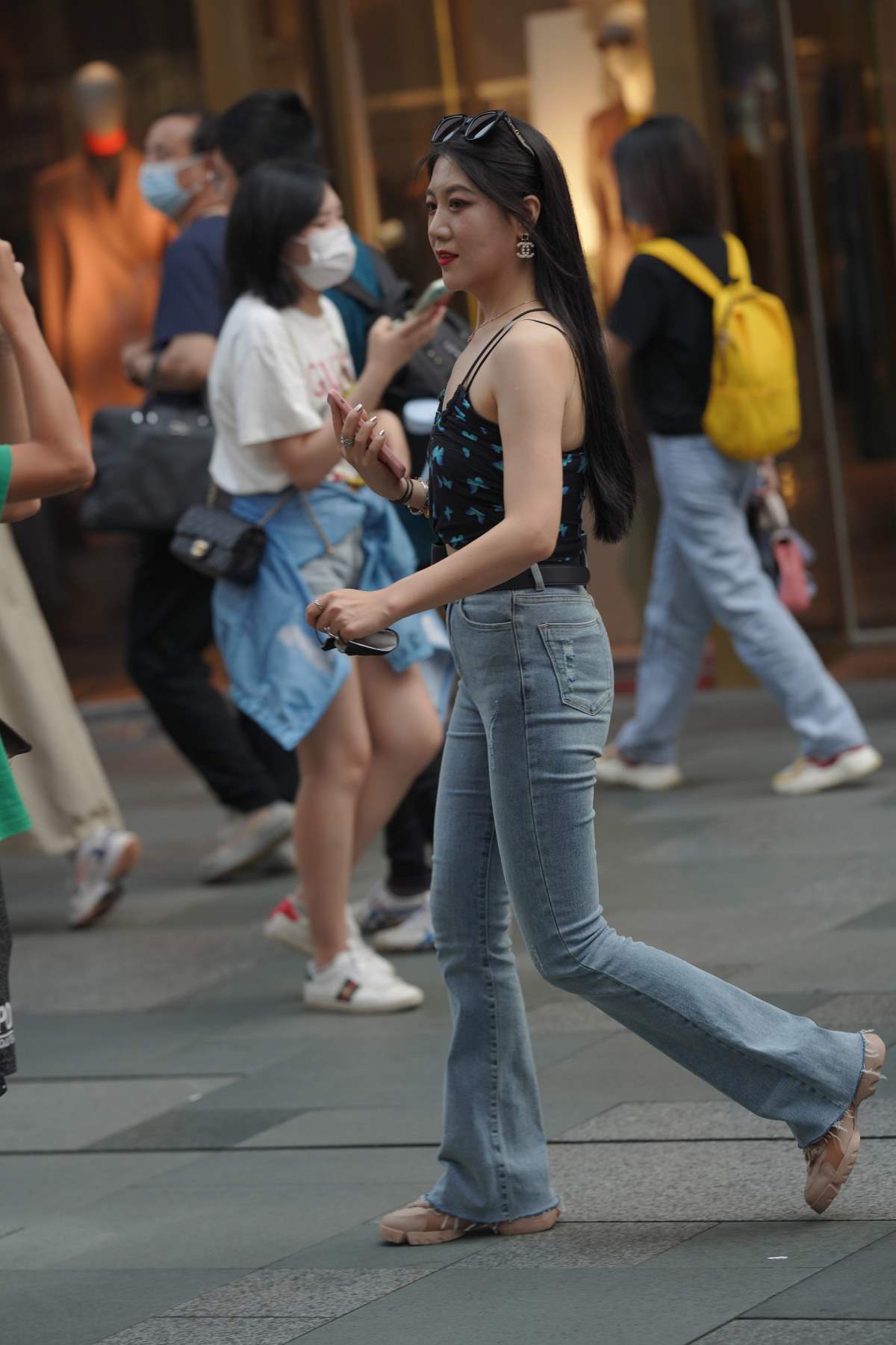 精选街拍作品 NO.4482 简单喇叭牛仔裤