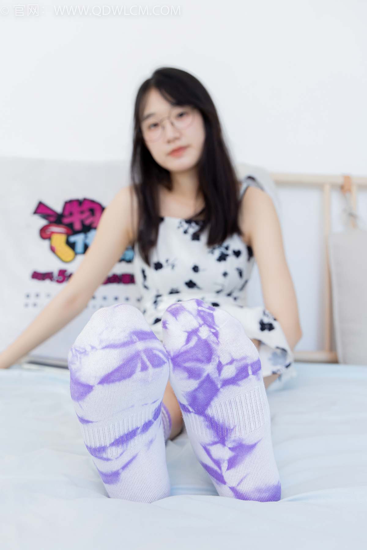 物恋传媒 NO.2403 小椿-帆布鞋、白紫棉袜、裸足