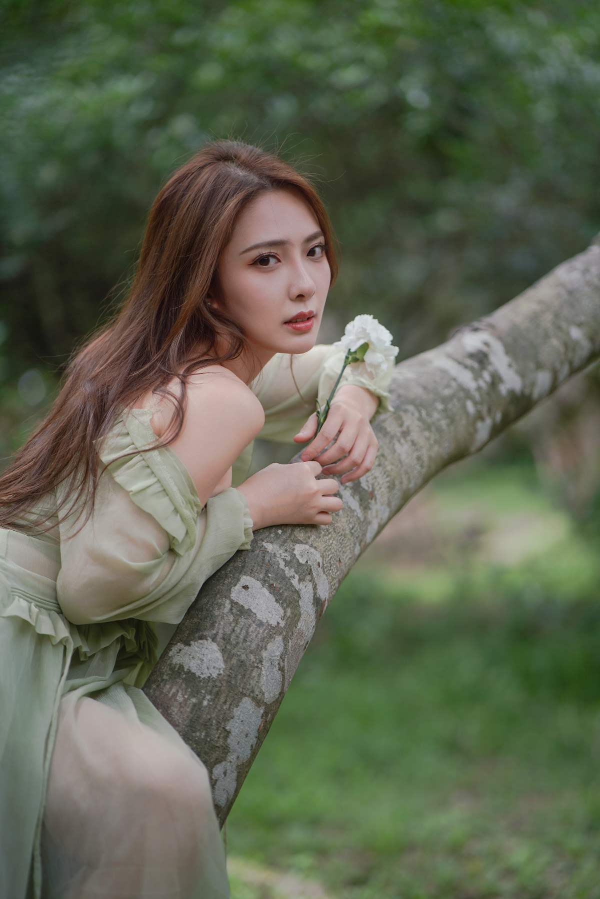 [YITUYU艺图语]2025.05.27 森林童话：绿裙少女与光共舞 颖儿YY 预览图 - 2