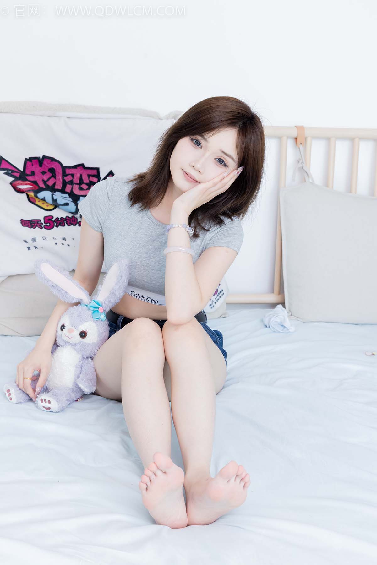 物恋传媒 NO.2404 橙子-帆布鞋、白棉袜、裸足 预览图 - 2