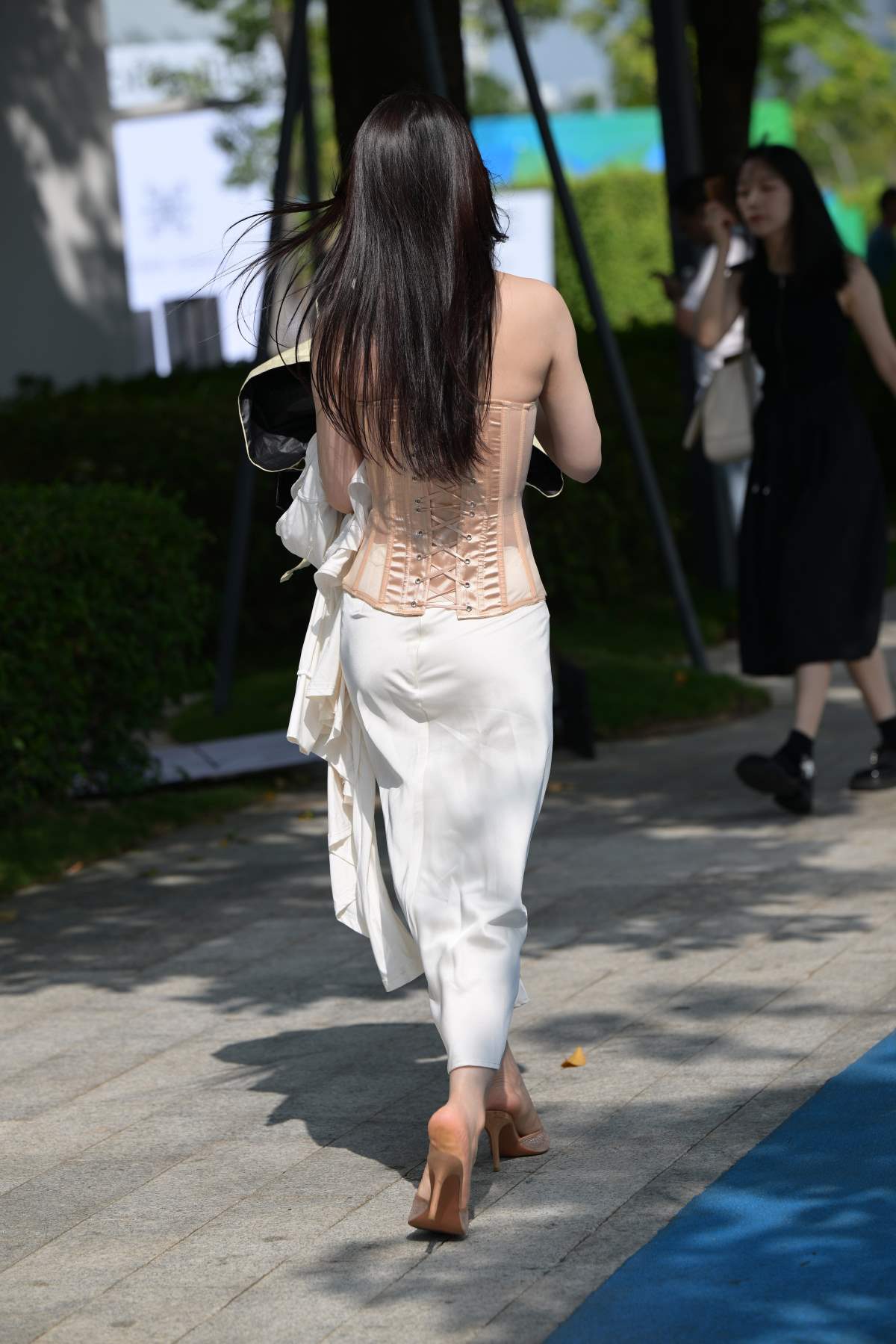 精选街拍作品 NO.4505 粉白搭配丝足