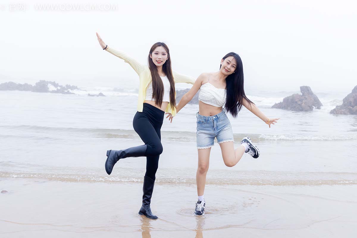 物恋传媒 NO.2405 岚岚泡泡-长靴、运动鞋、白棉袜 预览图 - 2