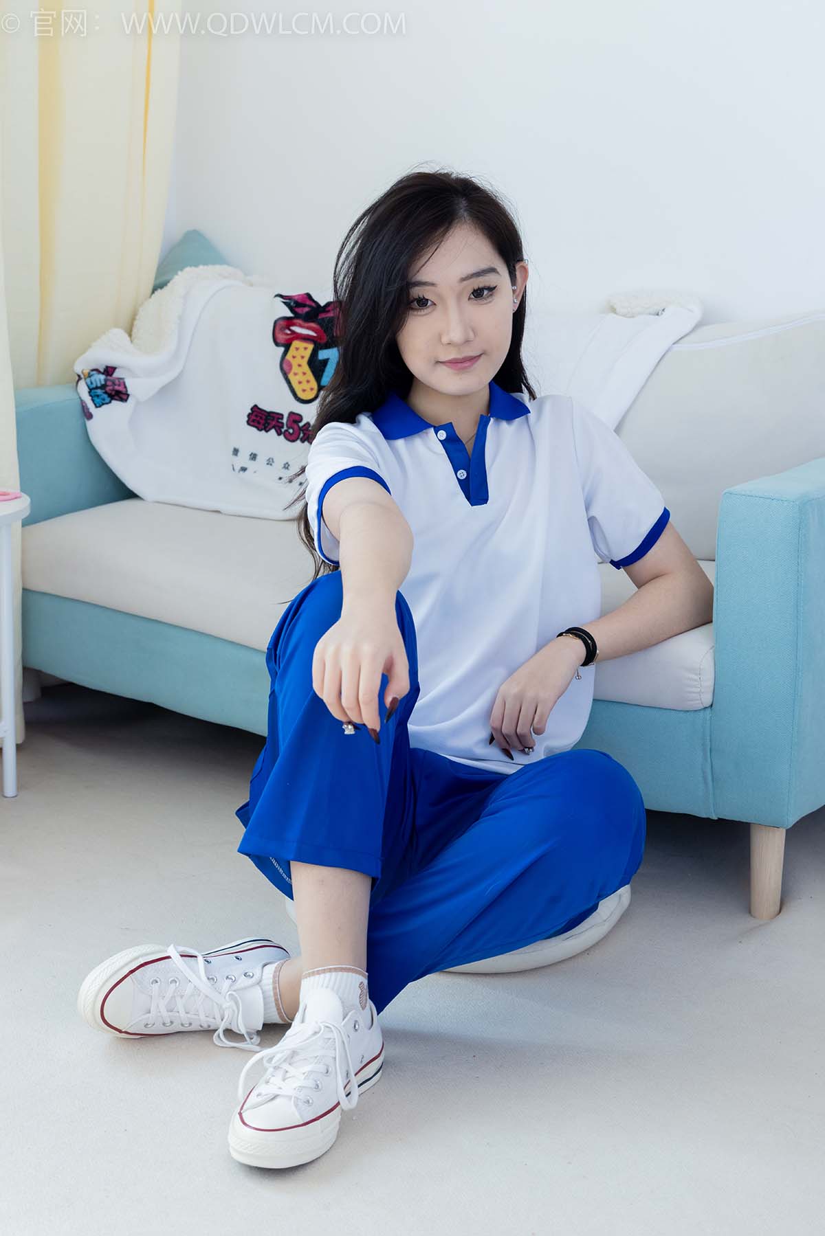 物恋传媒 NO.2406 橙橙-帆布鞋、白棉袜、薄肉丝、校服裤里丝