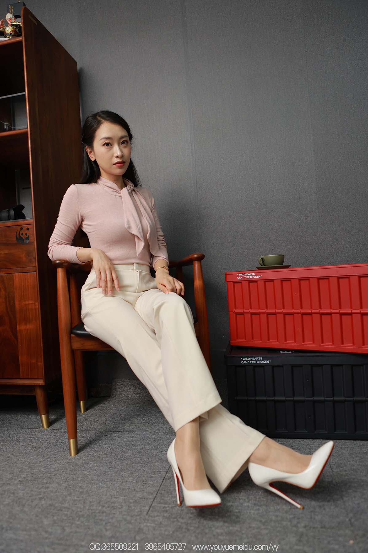 [IESS异思趣向] 2025.07.06 丝享家2098：小婕《白色裤里丝》