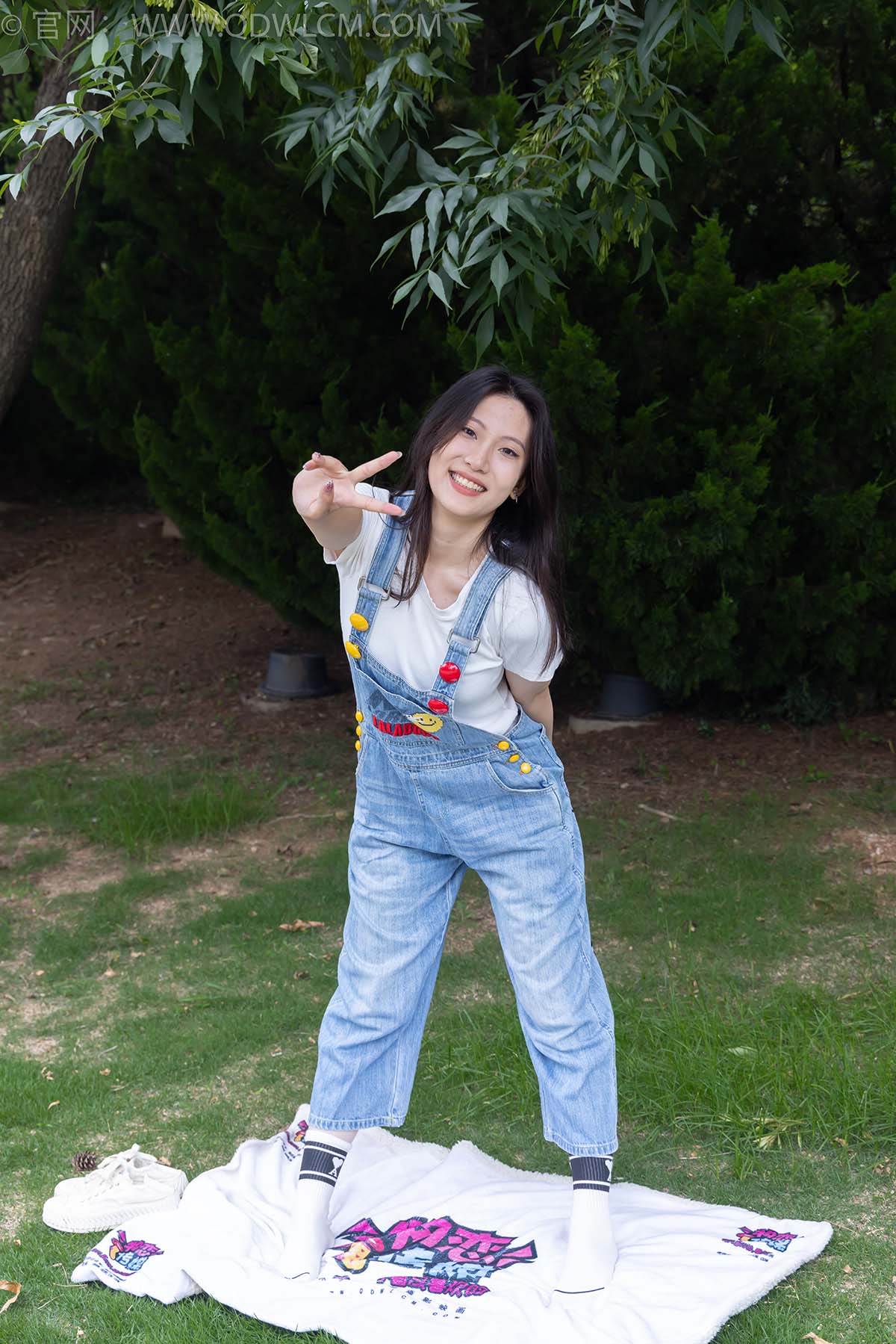 物恋传媒 NO.2407 奶糖-帆布鞋、自然穿脏白棉袜、裸足 预览图 - 2