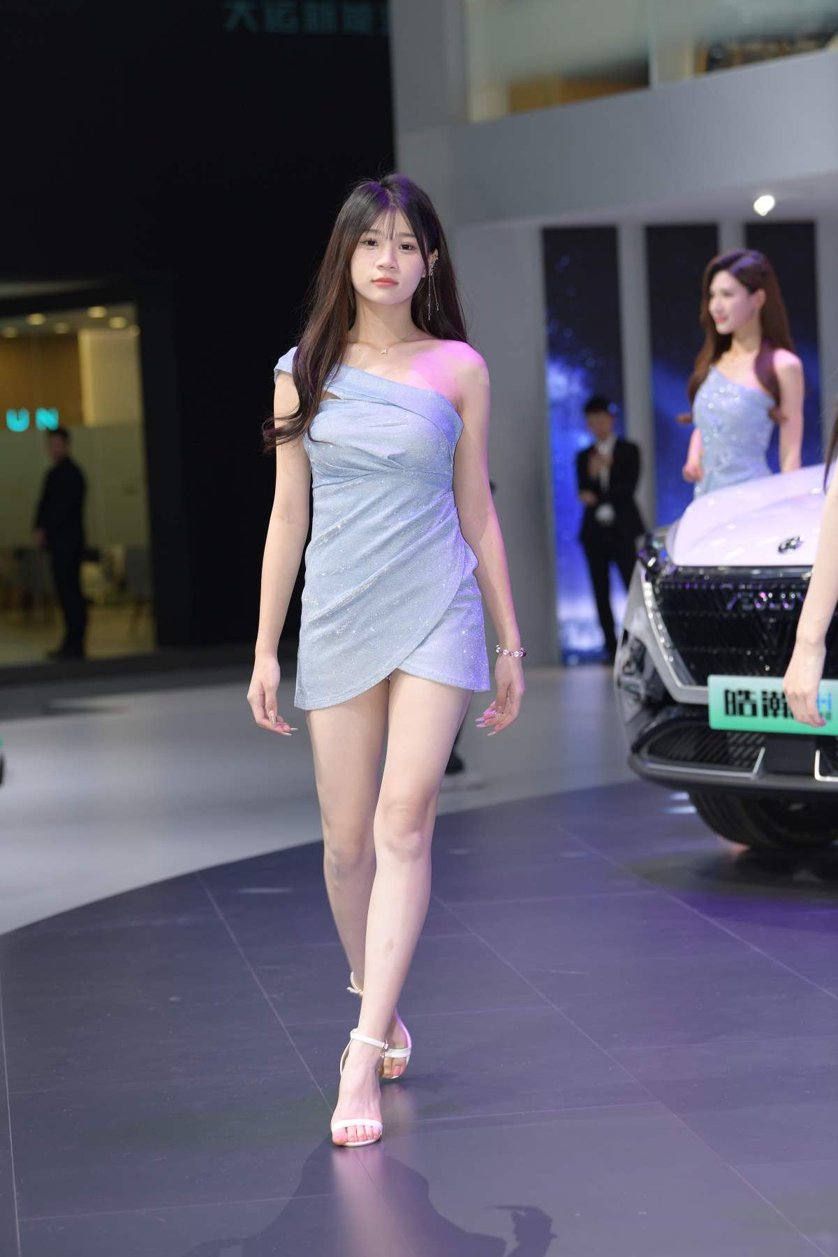 精选街拍作品 NO.4517 灰色修身裙