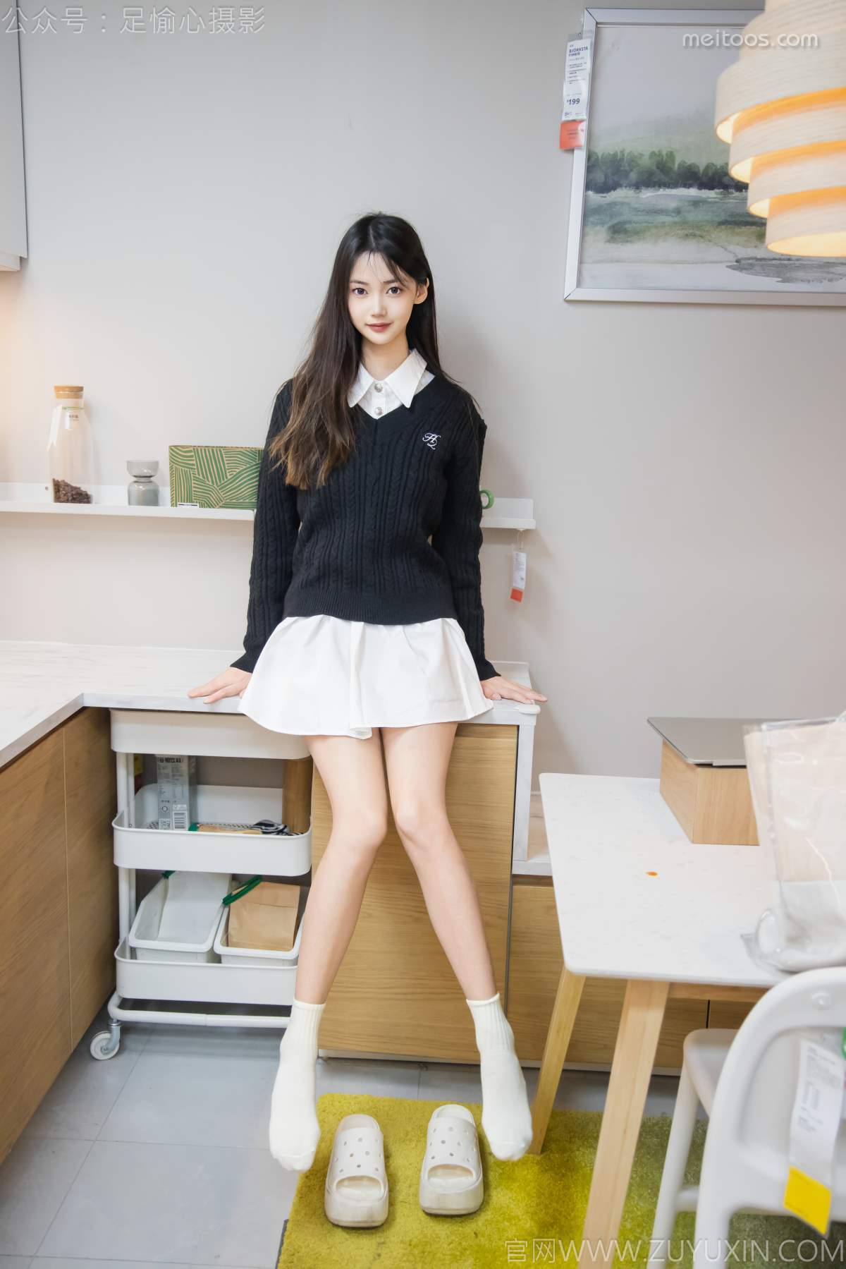 足愉心 NO.013 鹿鹿（搭配：黑色毛衣、白色短裙、洞洞鞋、白色棉袜、裸足）