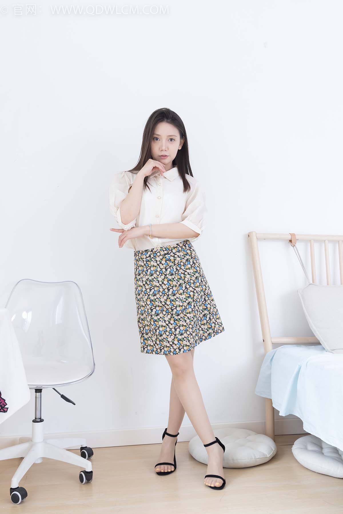 物恋传媒 NO.2409 小曦-三双高跟鞋、薄肉丝、裸足