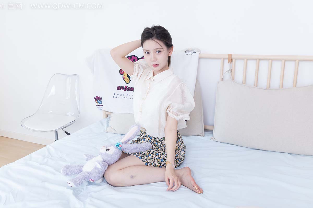 物恋传媒 NO.2409 小曦-三双高跟鞋、薄肉丝、裸足 预览图 - 2