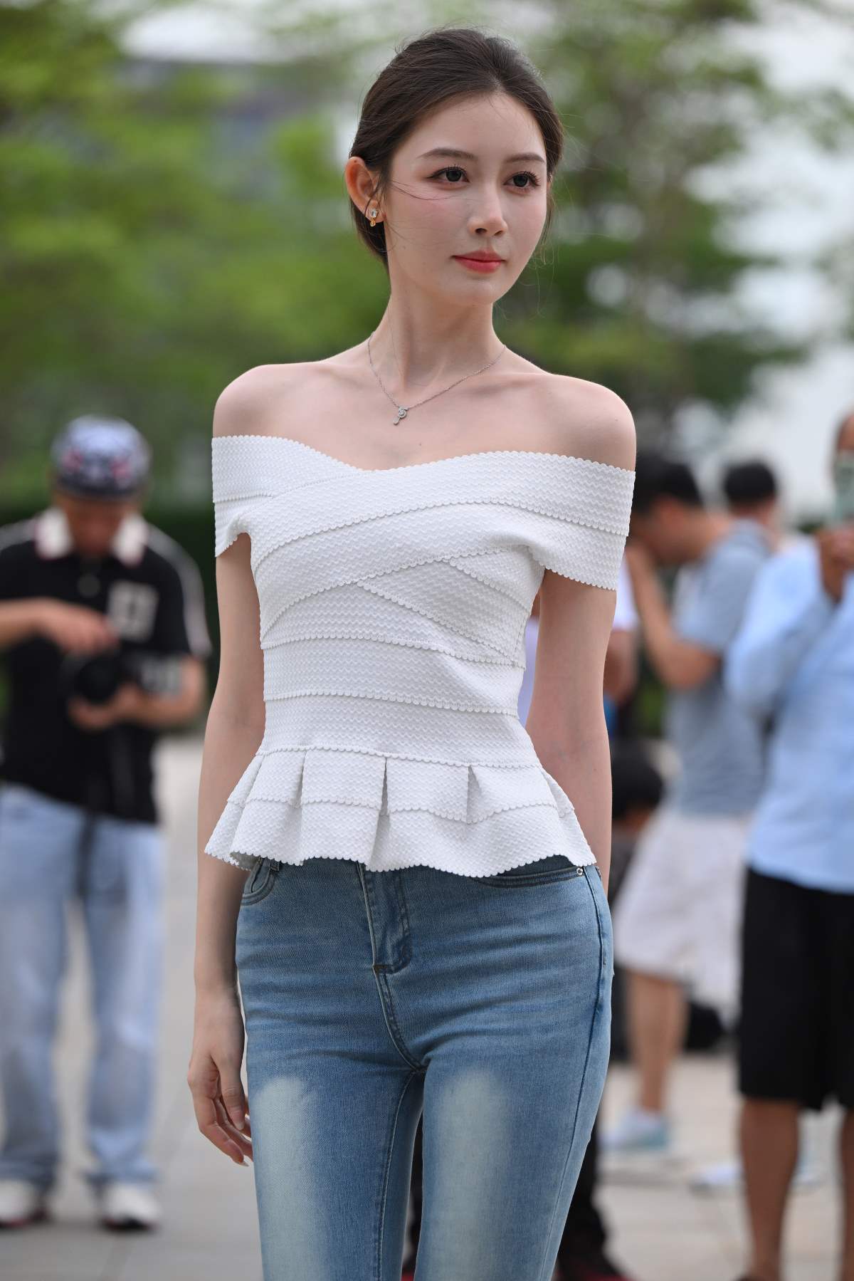 精选街拍作品 NO.4527 一字肩牛仔裤