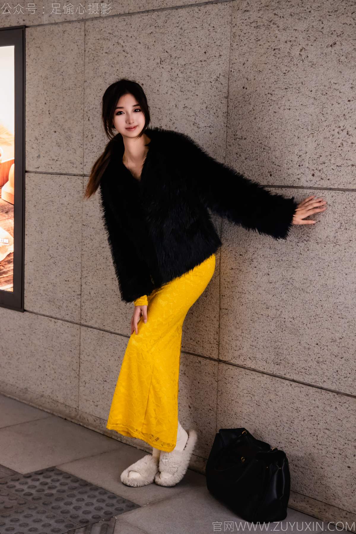 足愉心 NO.010 星朵（搭配：黑色毛衫、黄色连衣裙、绒毛拖鞋、白色棉袜、裸足）