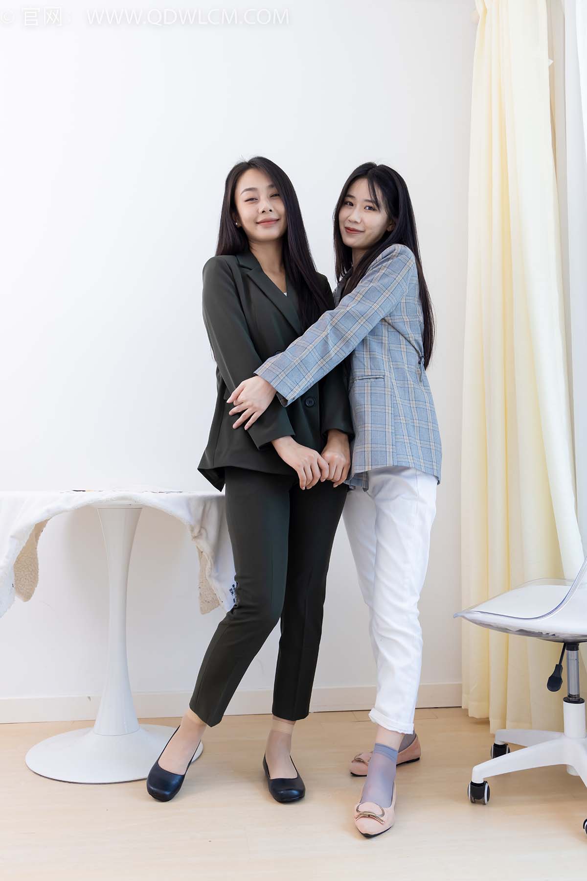 物恋传媒 NO.2412 菜菜&岚岚-平底鞋、短肉丝短灰丝、裸足