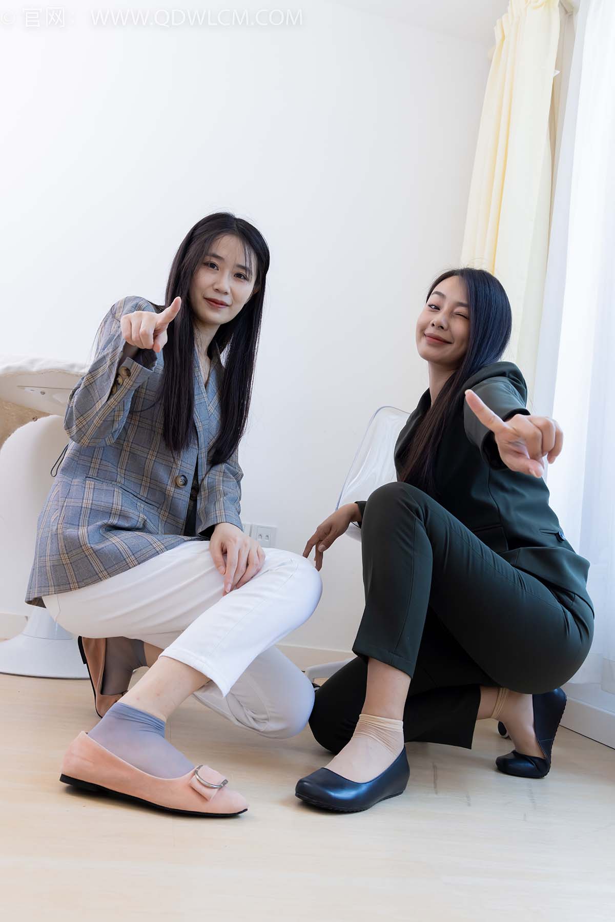 物恋传媒 NO.2412 菜菜&岚岚-平底鞋、短肉丝短灰丝、裸足 预览图 - 2