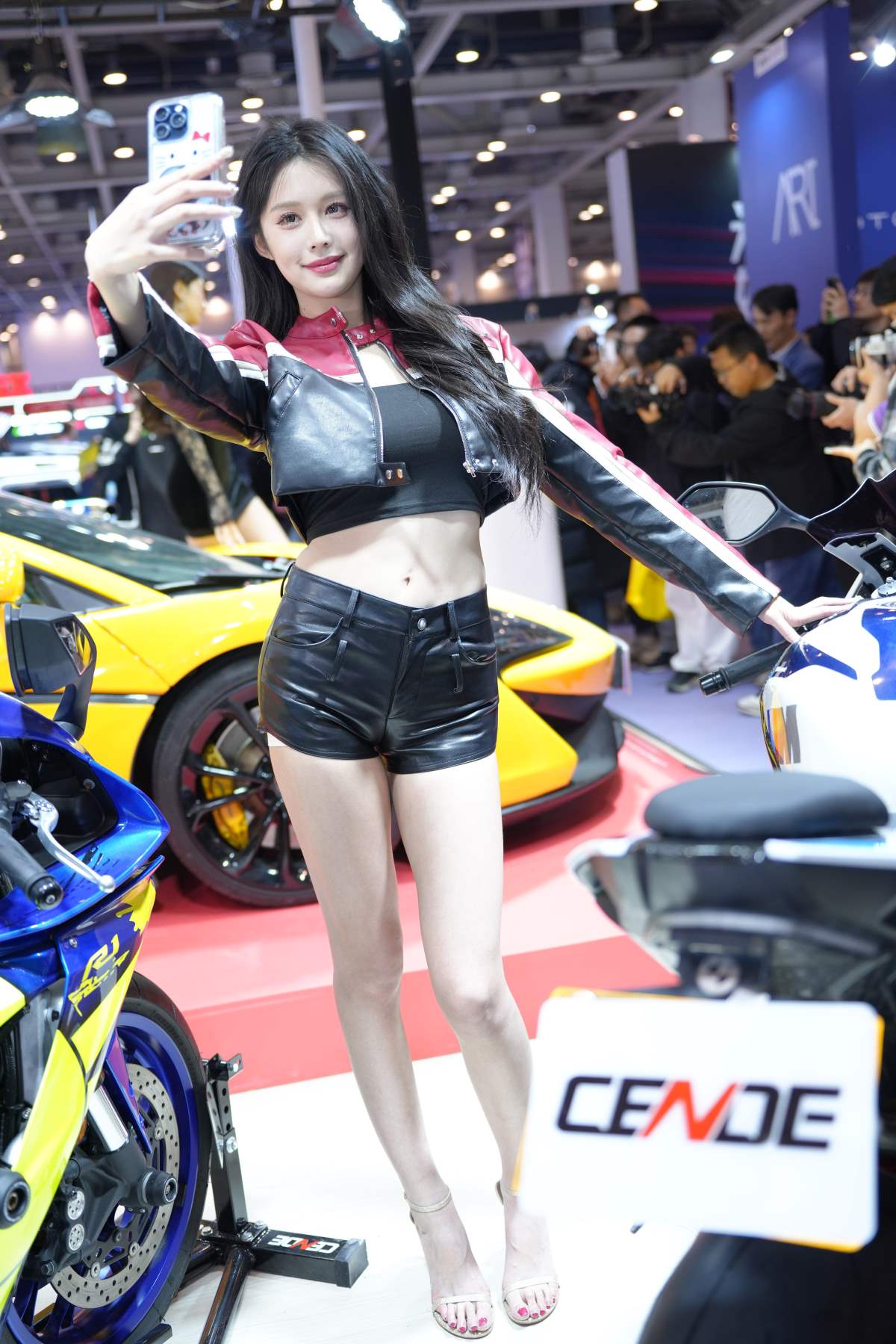 精选街拍作品 NO.4550 靓丽车模夏舒然