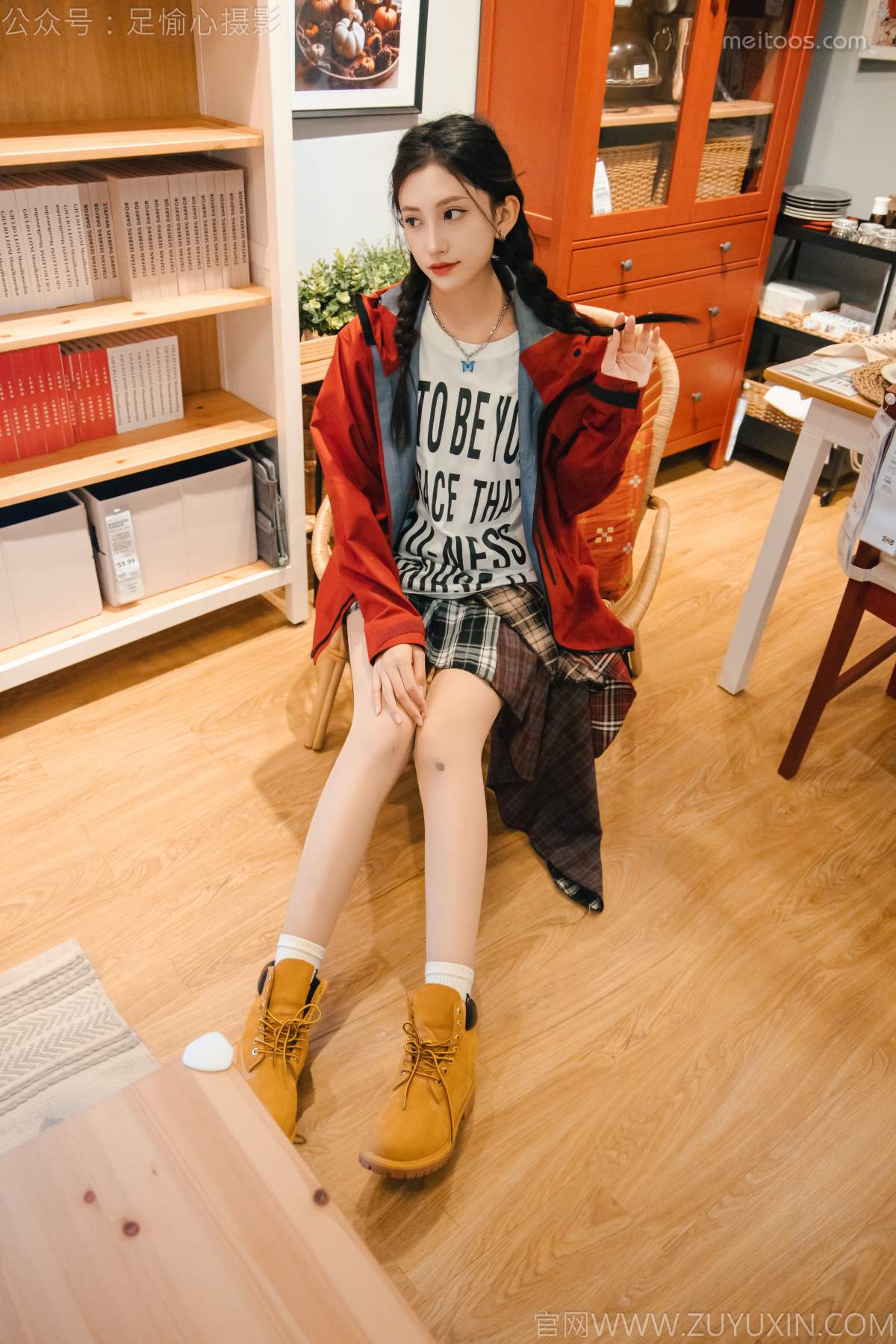 足愉心 NO.015 可乐（搭配：红色夹克、白T、短裙、马丁靴、肉丝色袜、白棉袜）