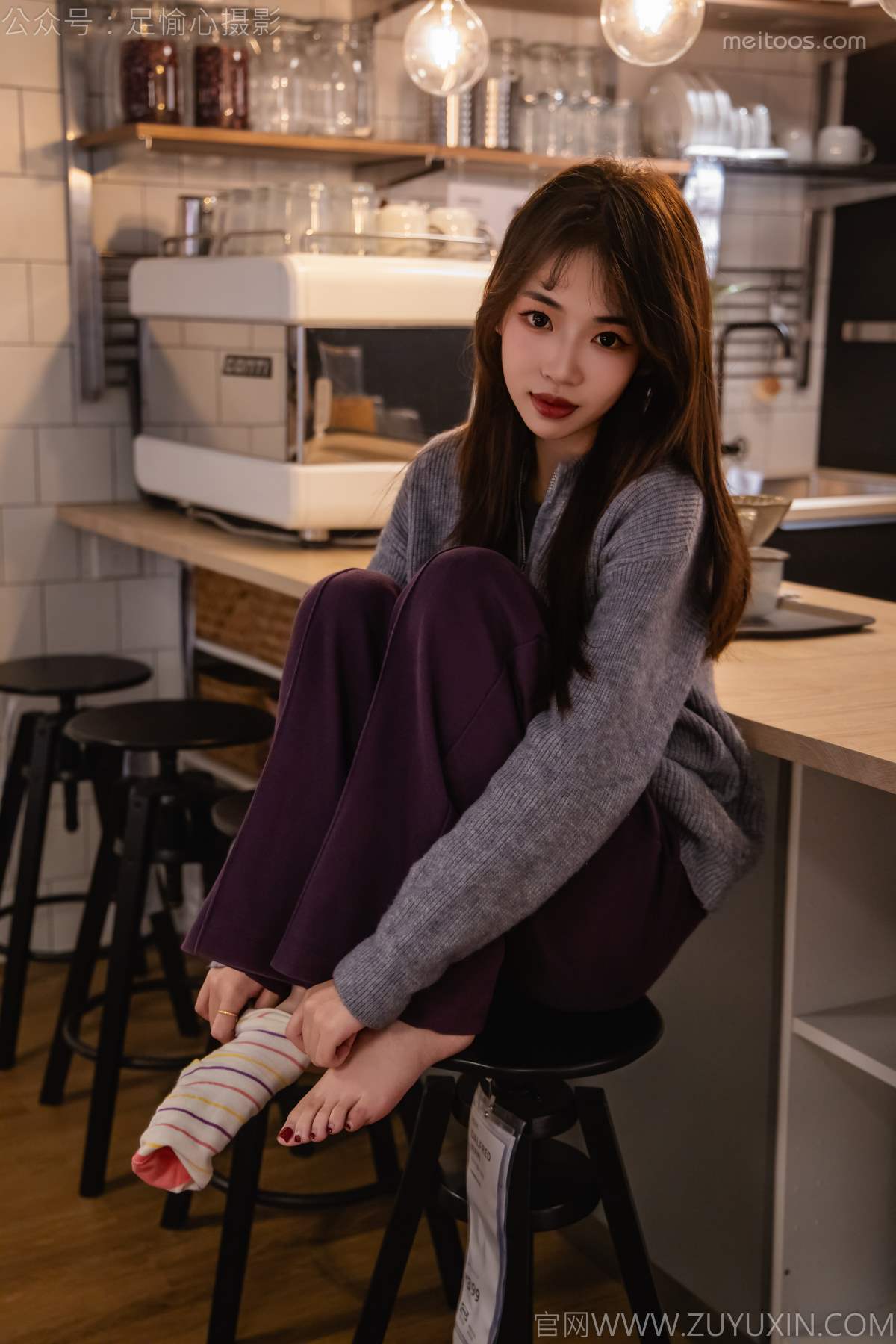 足愉心 NO.016 软软（搭配：灰色线套、紫色长裤、帆布鞋、卡通棉袜、裸足）