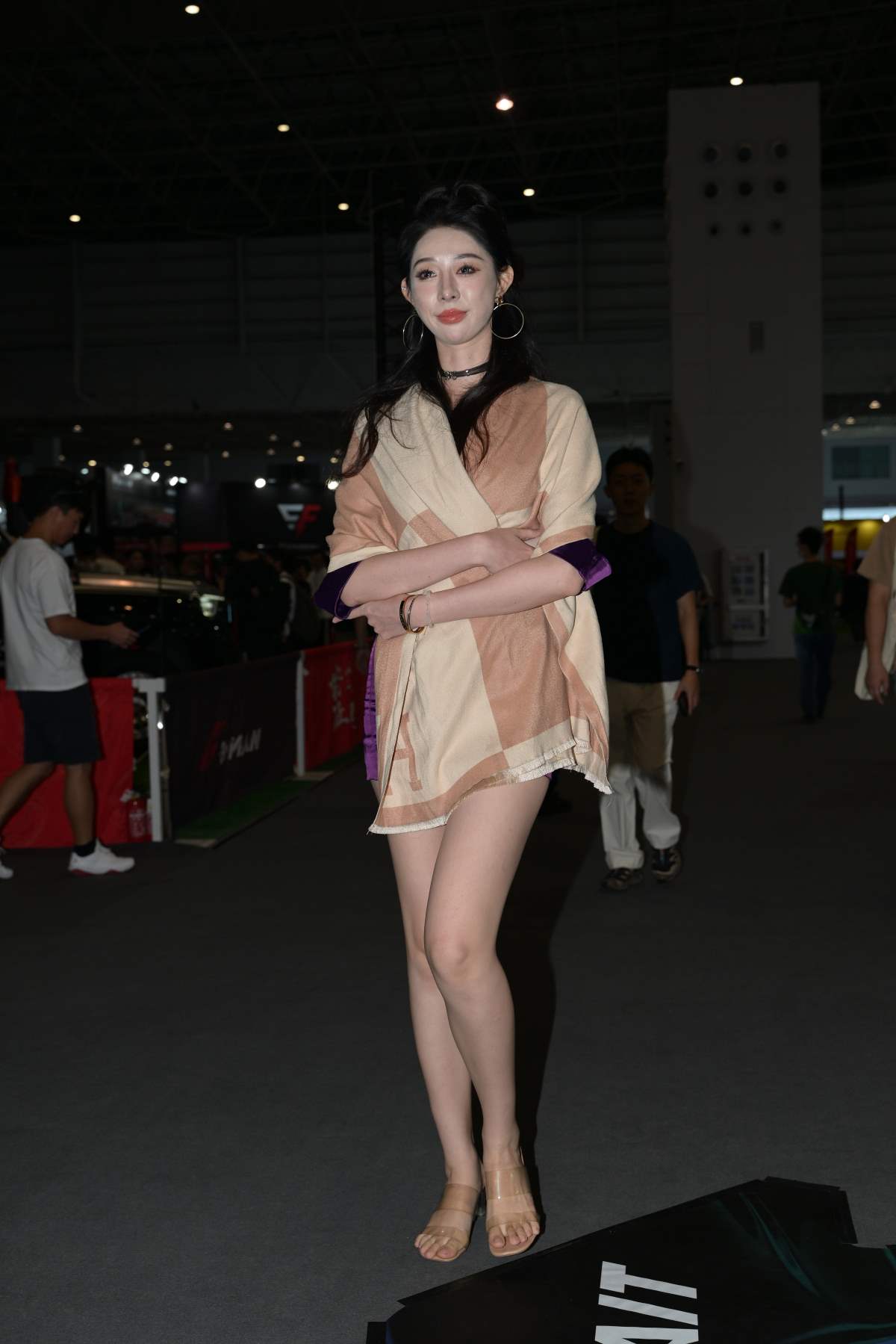 精选街拍作品 NO.4566 紫色修身裙