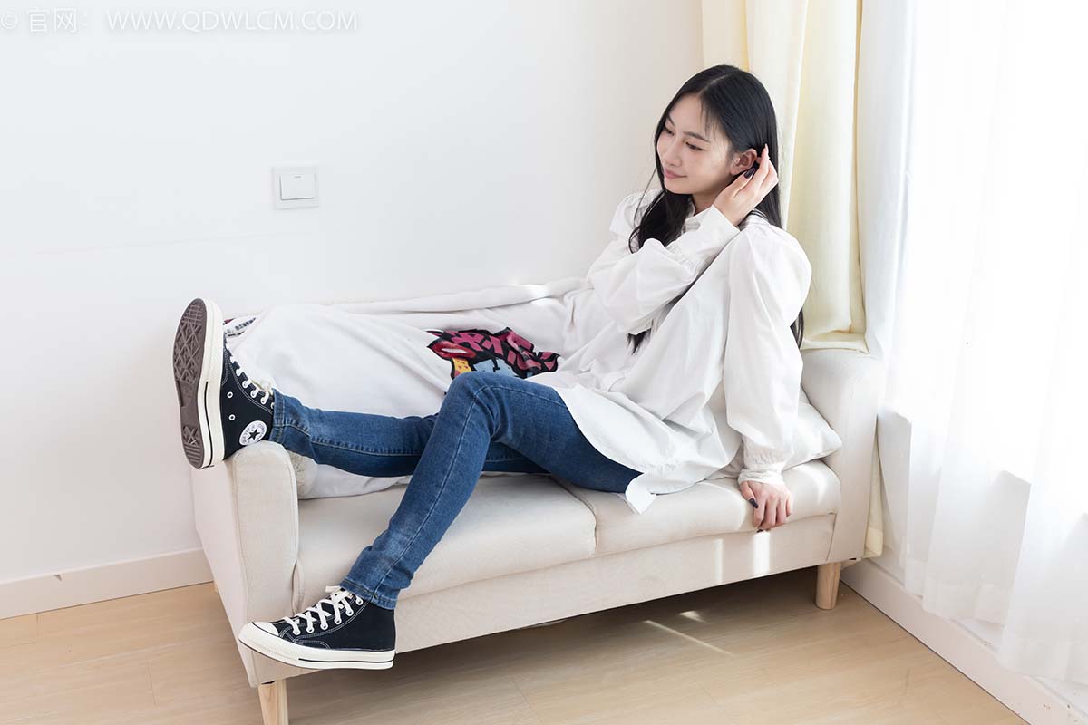 物恋传媒 NO.2418 小影-帆布鞋、白棉袜、短白丝、裸足