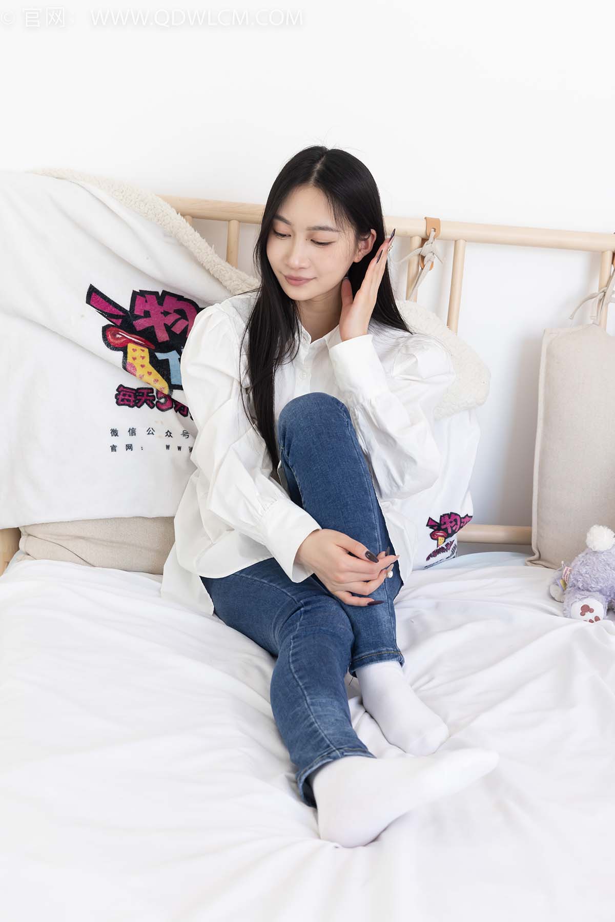 物恋传媒 NO.2418 小影-帆布鞋、白棉袜、短白丝、裸足 预览图 - 2