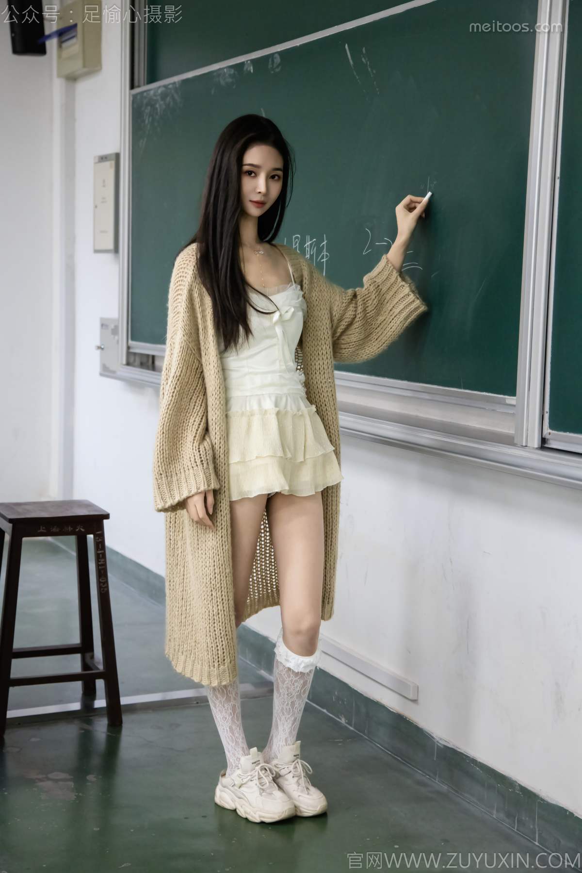 足愉心 NO.017 南南（搭配：针织长衣、白色吊带、运动鞋、白色丝袜、裸足）