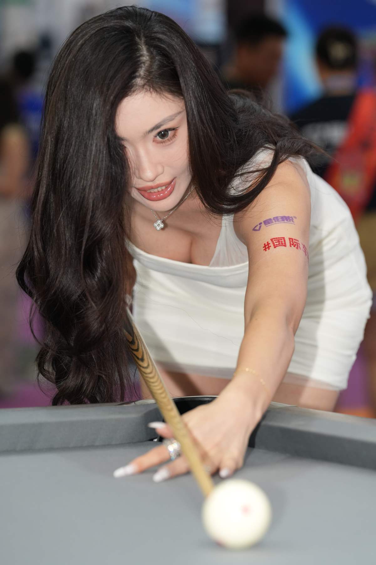 精选街拍作品 NO.4573 一字肩白裙