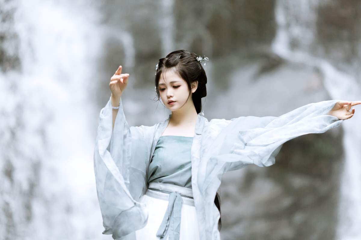 [YITUYU艺图语]2025.06.09 追风赶月莫停留 七七_ry