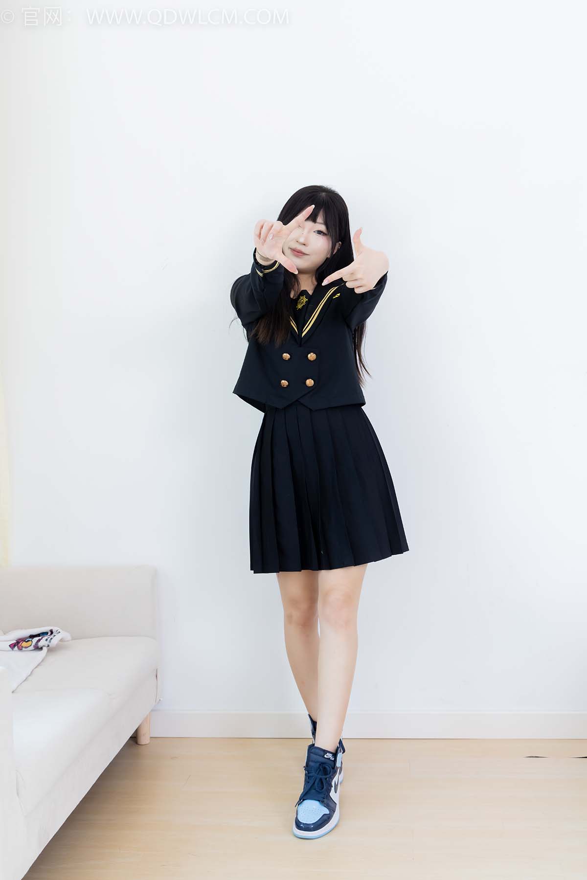 物恋传媒 NO.2423 嘟嘟-JK制服、板鞋、白色蕾丝船袜、裸足