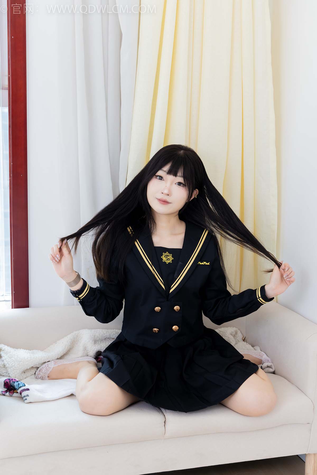 物恋传媒 NO.2423 嘟嘟-JK制服、板鞋、白色蕾丝船袜、裸足 预览图 - 2