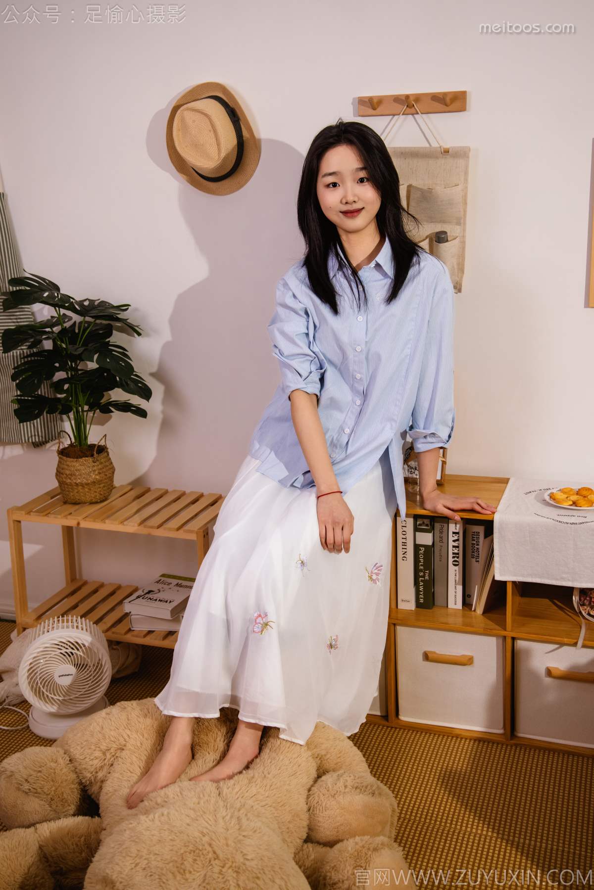 足愉心 NO.023 奶芙（搭配：蓝色衬衫、白色长裙、帆布鞋、白色棉袜、裸足）
