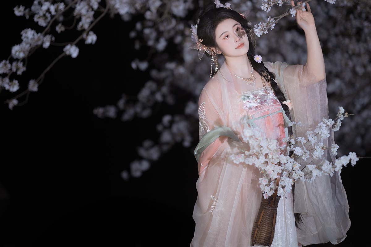 [YITUYU艺图语]2025.06.15 春夜赏樱 静若初夏 预览图 - 2