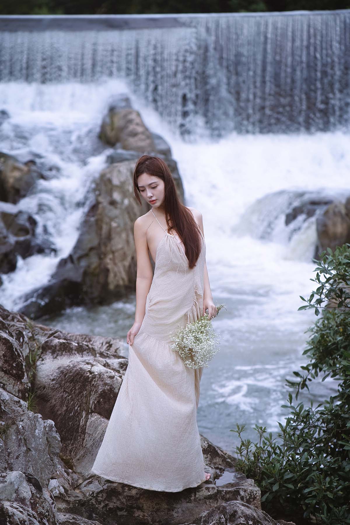 [YITUYU艺图语]2025.06.15 瀑边仙踪：麻裙少女的秘境 颖儿YY