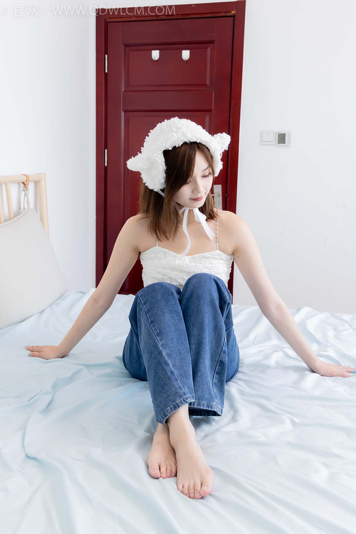 物恋传媒 NO.2432 橙子-运动鞋、白棉袜、裸足 预览图 - 2