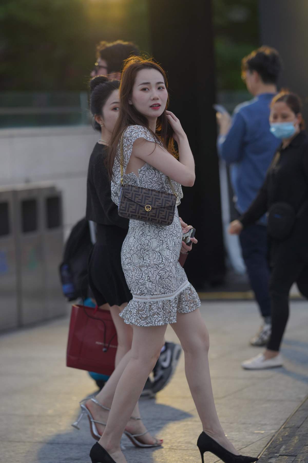 精选街拍作品 NO.4627 白色绣花连衣裙