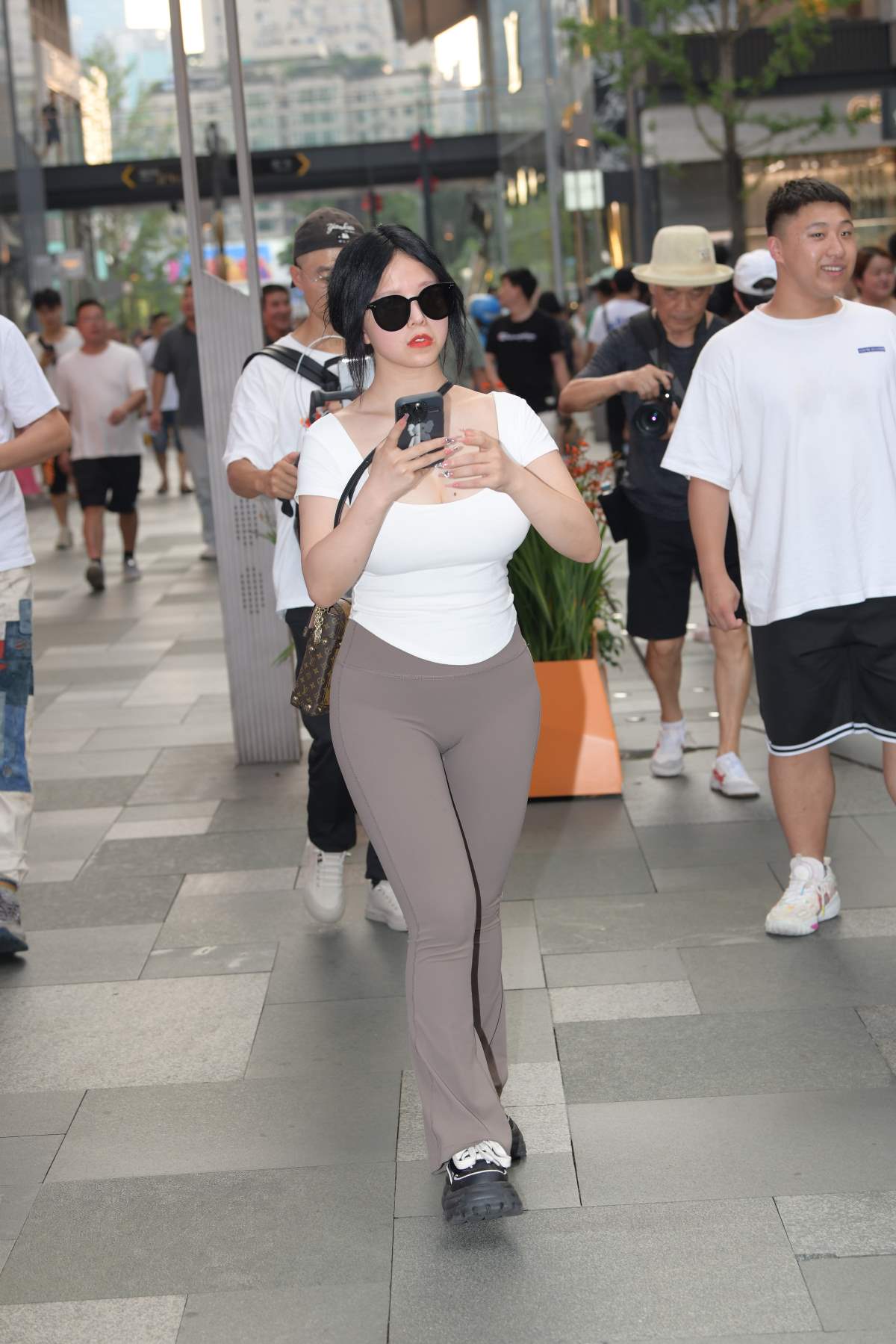 精选街拍作品 NO.4630 丰满灰色瑜伽裤