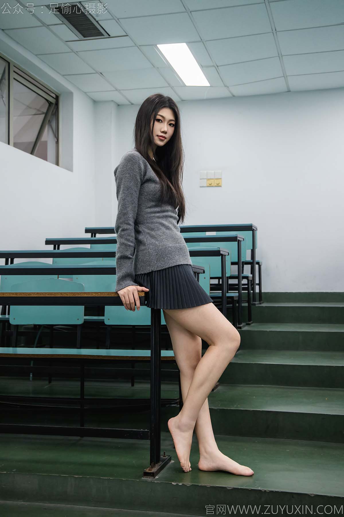 足愉心 NO.042 萱萱（搭配：灰色毛衫、黑色短裙、松糕鞋、白色棉袜、裸足） 预览图 - 2