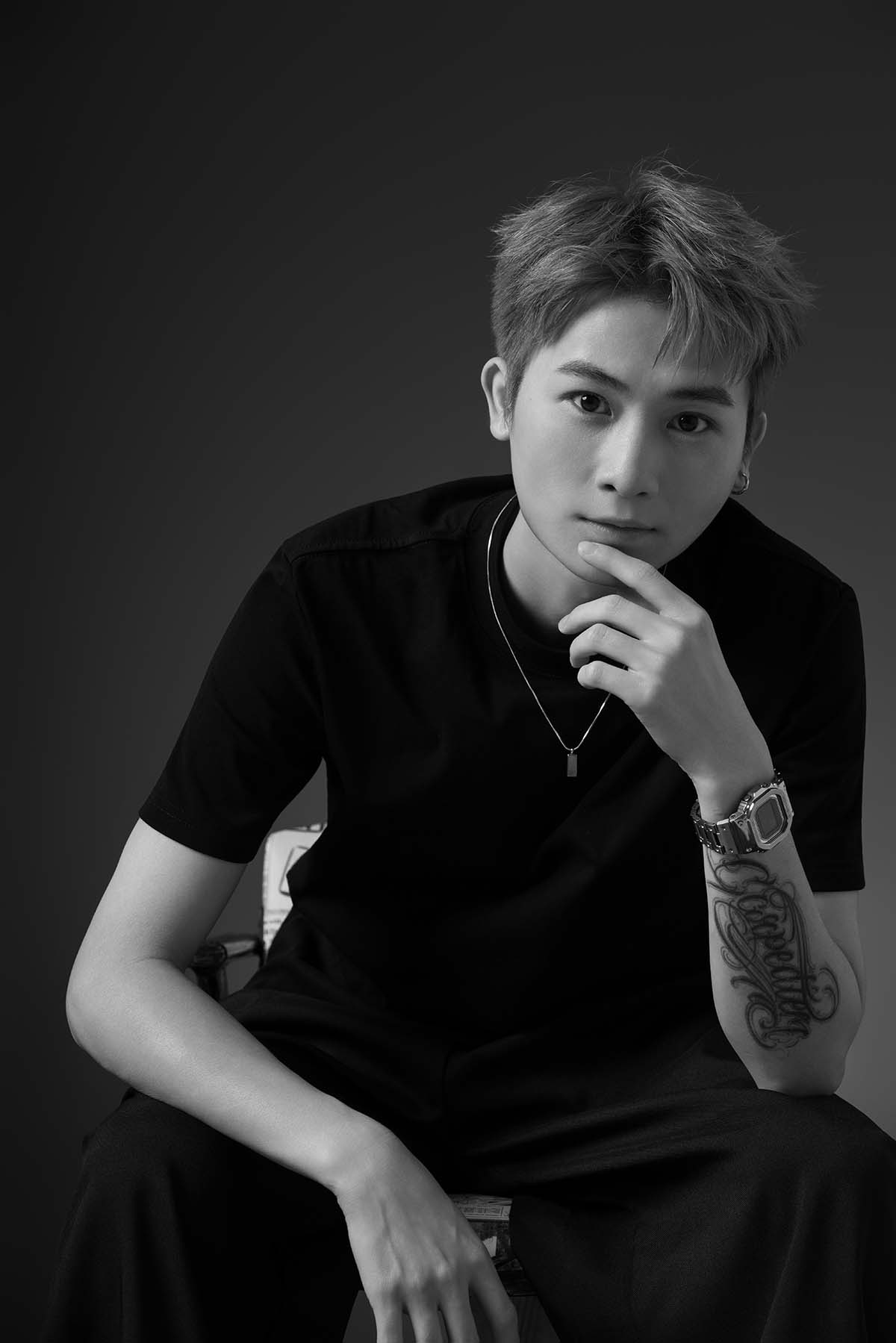 [YITUYU艺图语]2025.06.16 光影勾勒：男士深邃神态黑白影像 无名 预览图 - 2